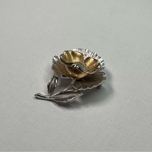 Vintage Jewelry - Vintage Silver and Gold Tone Flower Brooch